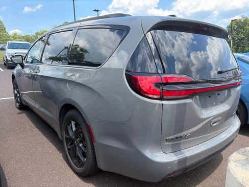 Used 2025 Chrysler Pacifica Limited FWD image 7