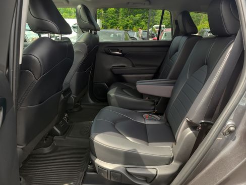 Used 2023 Toyota Highlander XLE AWD/4WD image 28