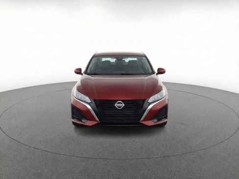 Used 2024 Nissan Altima 2.5 SV FWD image 2