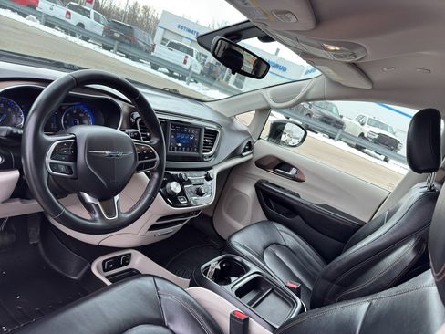 Used 2018 Chrysler Pacifica Touring-L image 25