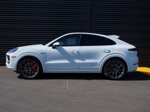 New 2025 Porsche Cayenne Turbo image 2