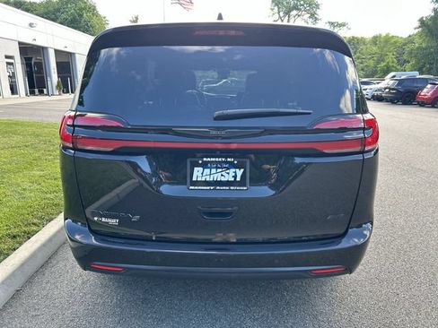 Used 2023 Chrysler Pacifica Touring-L w/ S Appearance Package AWD/4WD image 7