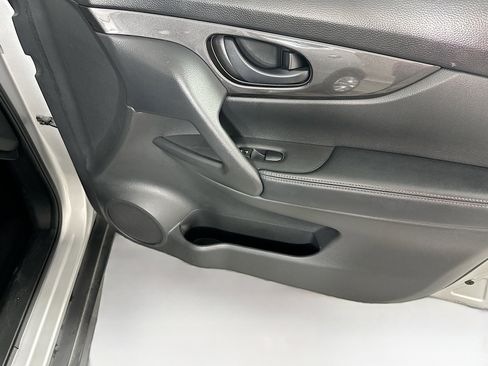 Used 2020 Nissan Rogue S FWD image 29