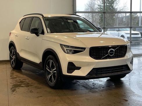 New 2026 Volvo XC40 B5 Core w/ Climate Package image 3