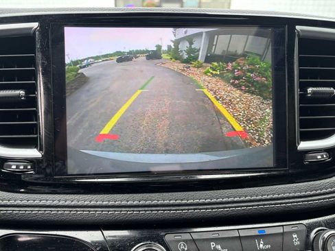 Used 2025 Chrysler Pacifica Limited FWD image 33