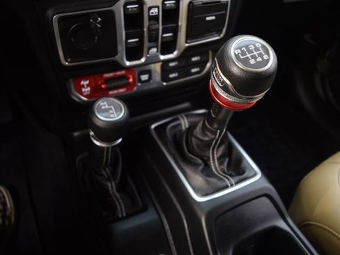Used 2018 Jeep Wrangler Unlimited Rubicon w/ LED Lighting Group AWD/4WD image 12