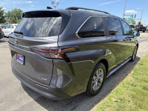 Used 2025 Toyota Sienna XLE w/ XLE Plus Package AWD/4WD image 5