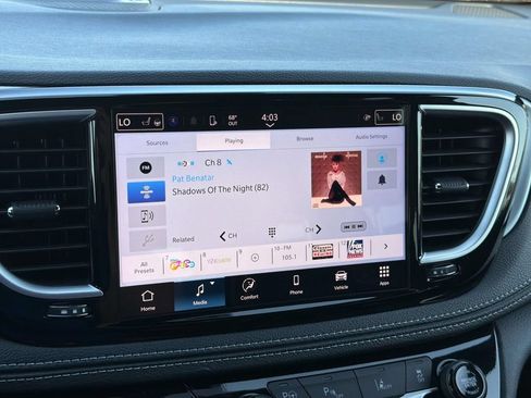Used 2025 Chrysler Pacifica Premium FWD image 15