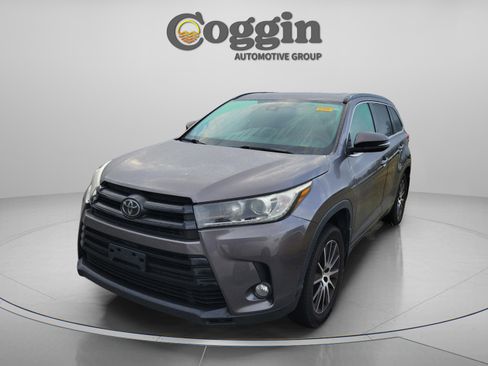 Used 2018 Toyota Highlander SE image 1