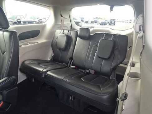 Used 2023 Chrysler Pacifica Touring-L image 18