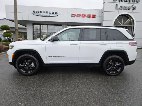 Used 2023 Jeep Grand Cherokee Limited w/ Luxury Tech Group II image 2