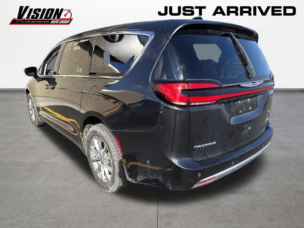 Used 2023 Chrysler Pacifica Touring-L AWD/4WD image 3