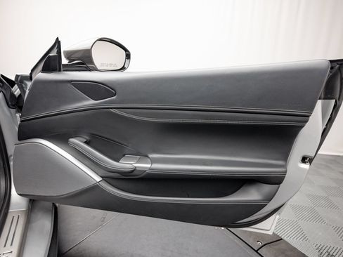 Used 2019 Ferrari Portofino RWD image 48