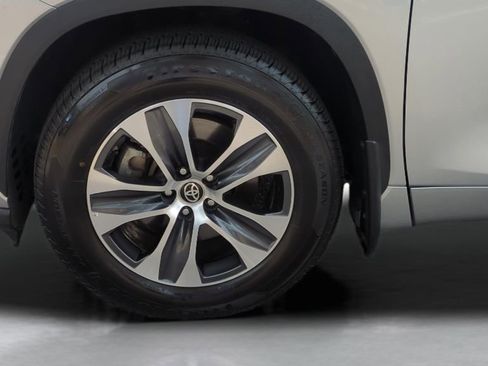 Certified 2024 Toyota Highlander XLE AWD/4WD image 27