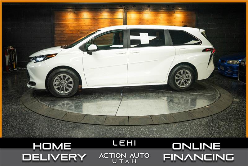 Used 2024 Toyota Sienna LE AWD/4WD image 1