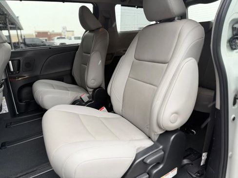 Used 2020 Toyota Sienna Limited image 15