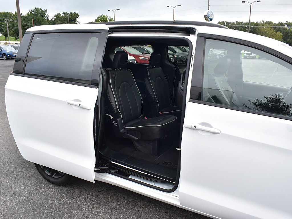 Used 2025 Chrysler Pacifica Limited FWD image 11