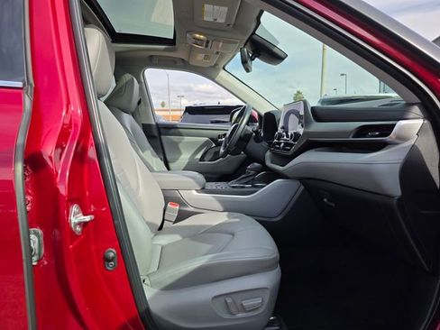 Used 2023 Toyota Highlander XLE image 10