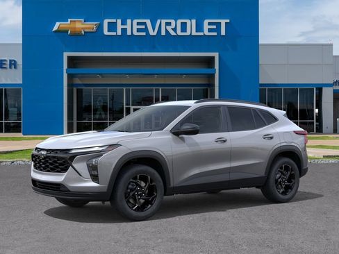 New 2026 Chevrolet Trax LT w/ Driver Confidence Package FWD image 2