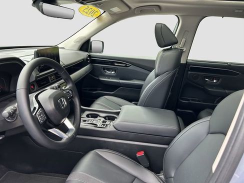 Used 2025 Honda Pilot Touring image 9
