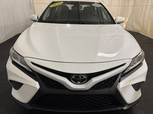Used 2018 Toyota Camry SE image 3