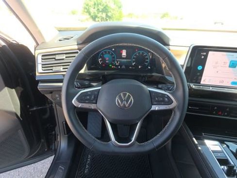 Used 2024 Volkswagen Atlas SE FWD image 25