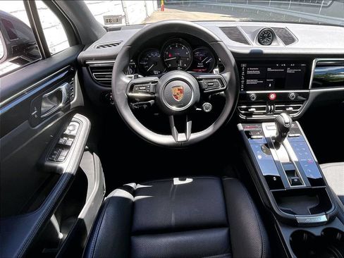 Certified 2026 Porsche Macan AWD/4WD image 11