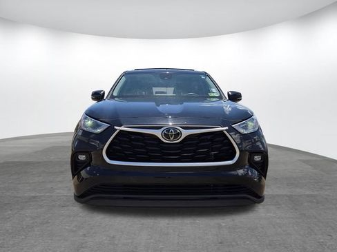 Used 2021 Toyota Highlander LE AWD/4WD image 2