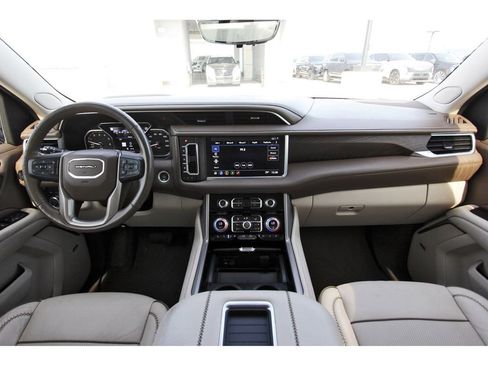 Used 2021 GMC Yukon Denali w/ Denali Premium Package image 9