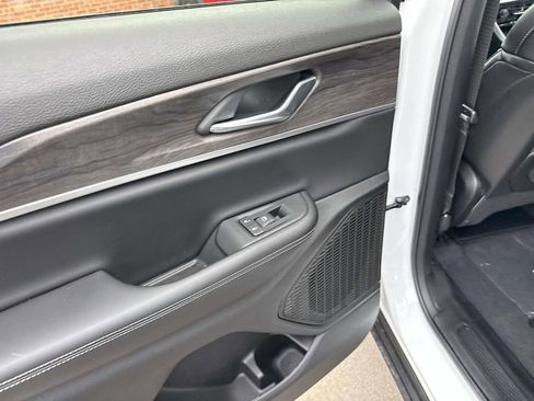 New 2025 Jeep Grand Cherokee Limited w/ Black Appearance Package RWD image 17