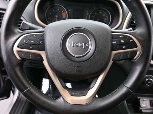 Used 2018 Jeep Cherokee Latitude w/ Altitude Package FWD image 16