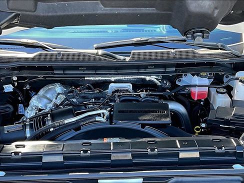 Used 2025 Chevrolet Silverado 2500 ZR2 w/ Technology Package image 32