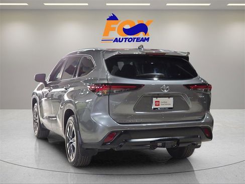 Certified 2025 Toyota Highlander XLE image 3