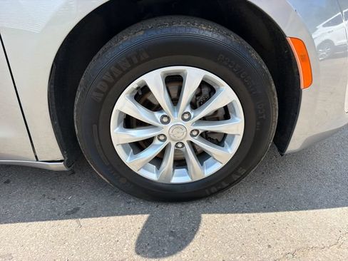 Used 2019 Chrysler Pacifica Touring-L FWD image 27
