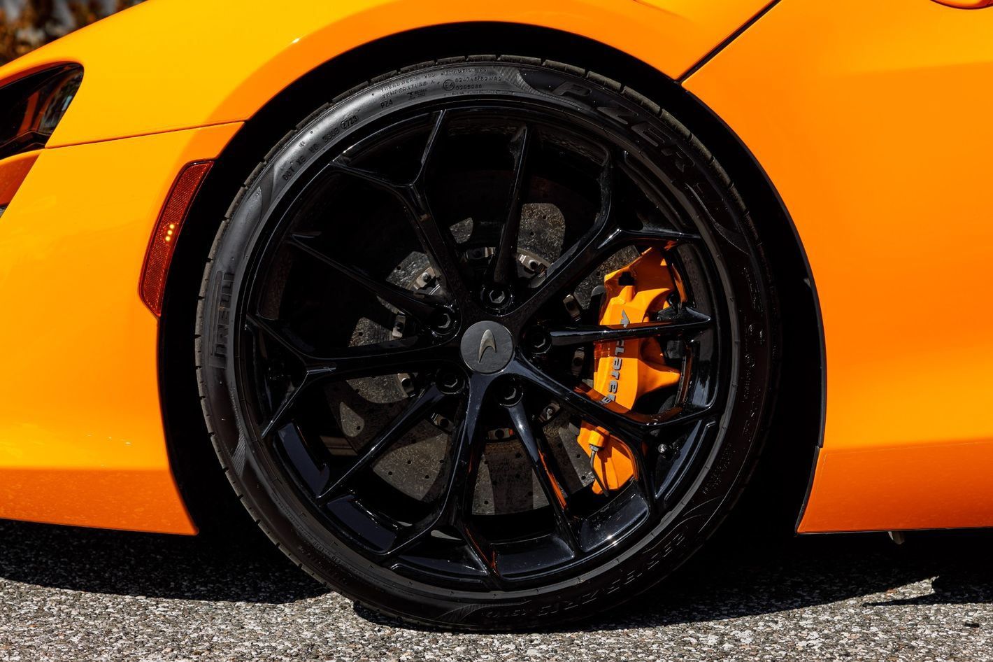 Used 2025 McLaren Artura RWD image 26