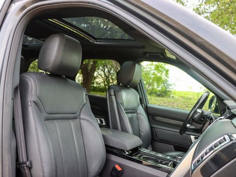 Used 2017 Land Rover Discovery HSE AWD/4WD image 25