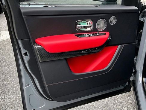 Used 2024 Rolls-Royce Cullinan Black Badge image 22