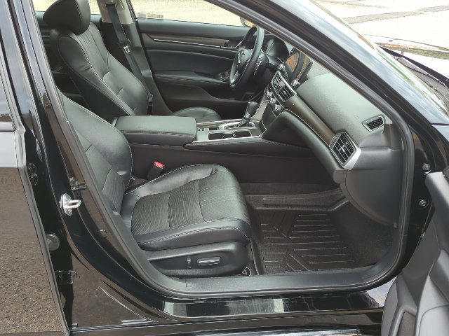 Used 2018 Honda Accord Touring image 19