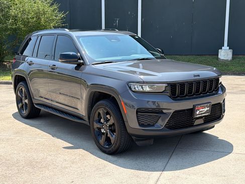Used 2025 Jeep Grand Cherokee Altitude w/ Trailer Tow Package AWD/4WD image 7