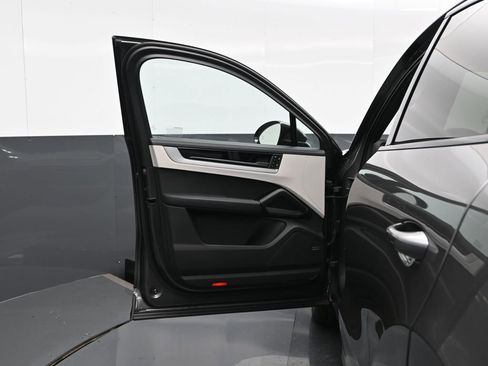 New 2025 Porsche Cayenne Coupe image 8