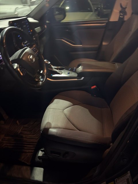 Used 2021 Toyota Highlander LE FWD image 3
