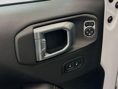 Used 2025 Jeep Wrangler Sahara image 15