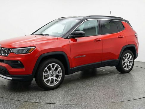 Used 2025 Jeep Compass Limited AWD/4WD image 3