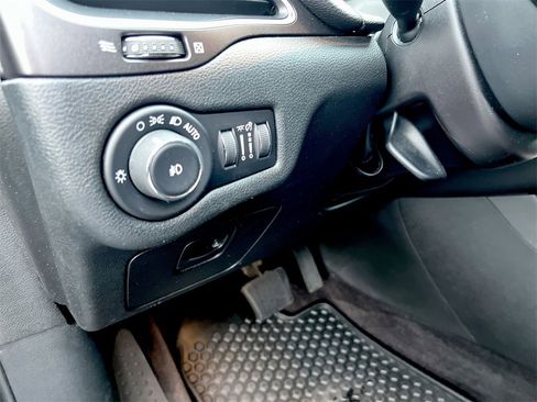 Used 2019 Jeep Cherokee Trailhawk w/ Cold Weather Group image 16