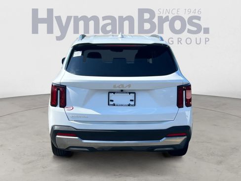 Certified 2025 Kia Sorento S image 4