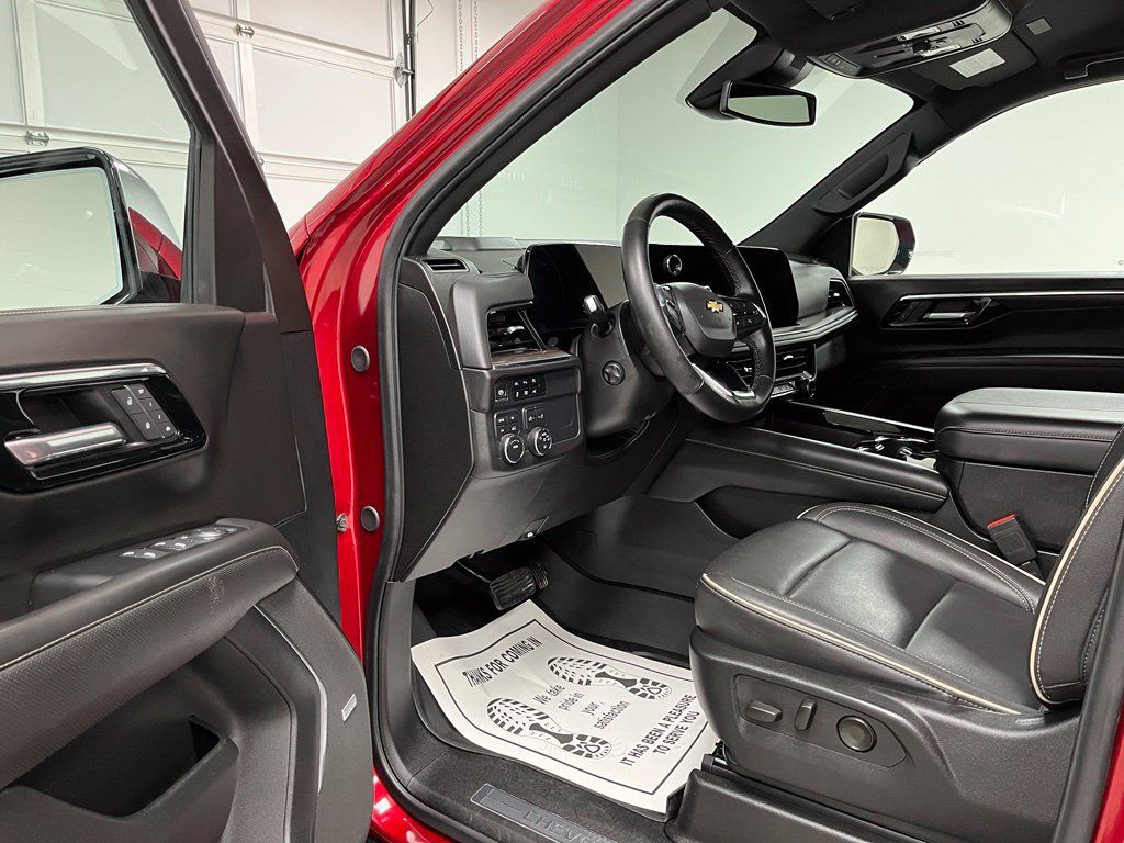 Used 2025 Chevrolet Suburban Premier AWD/4WD image 20