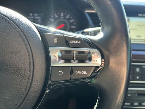 Used 2017 Kia Cadenza Premium w/ Luxury Package image 17