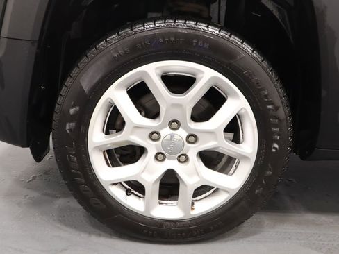 Used 2018 Jeep Renegade Latitude AWD/4WD image 25