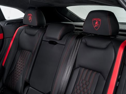 Used 2025 Lamborghini Urus SE image 32