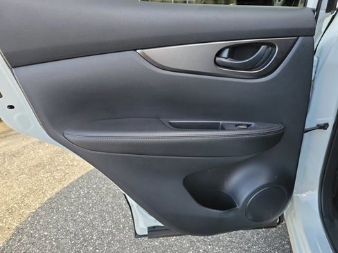 Used 2022 Nissan Rogue Sport S image 10